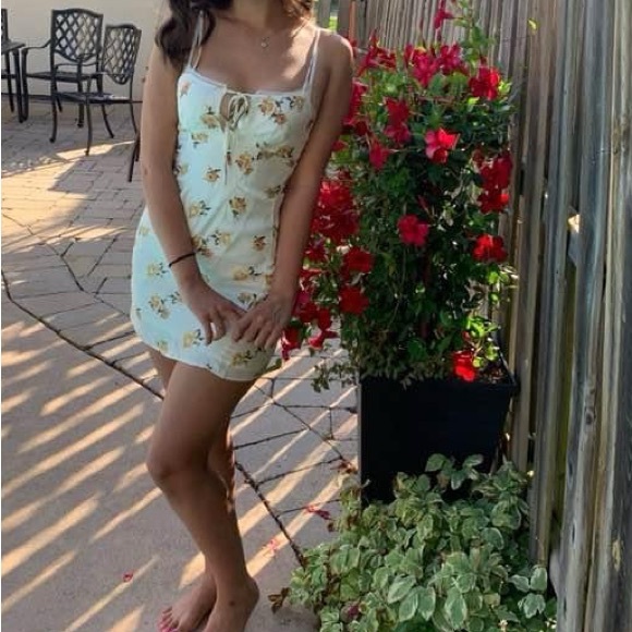 Reformation inspired Fashion Nova Floral White Spring/Summer Sun Dress - Picture 5 of 5